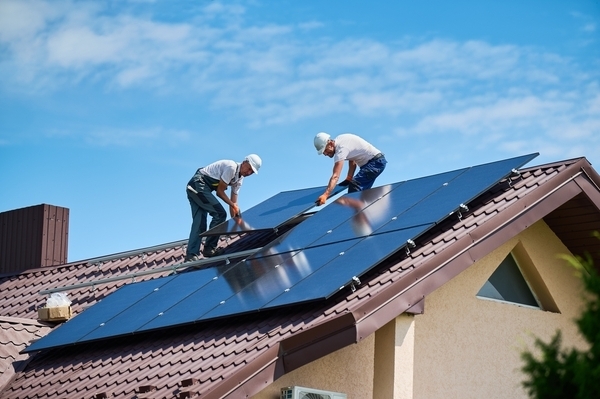 solar install workers 600